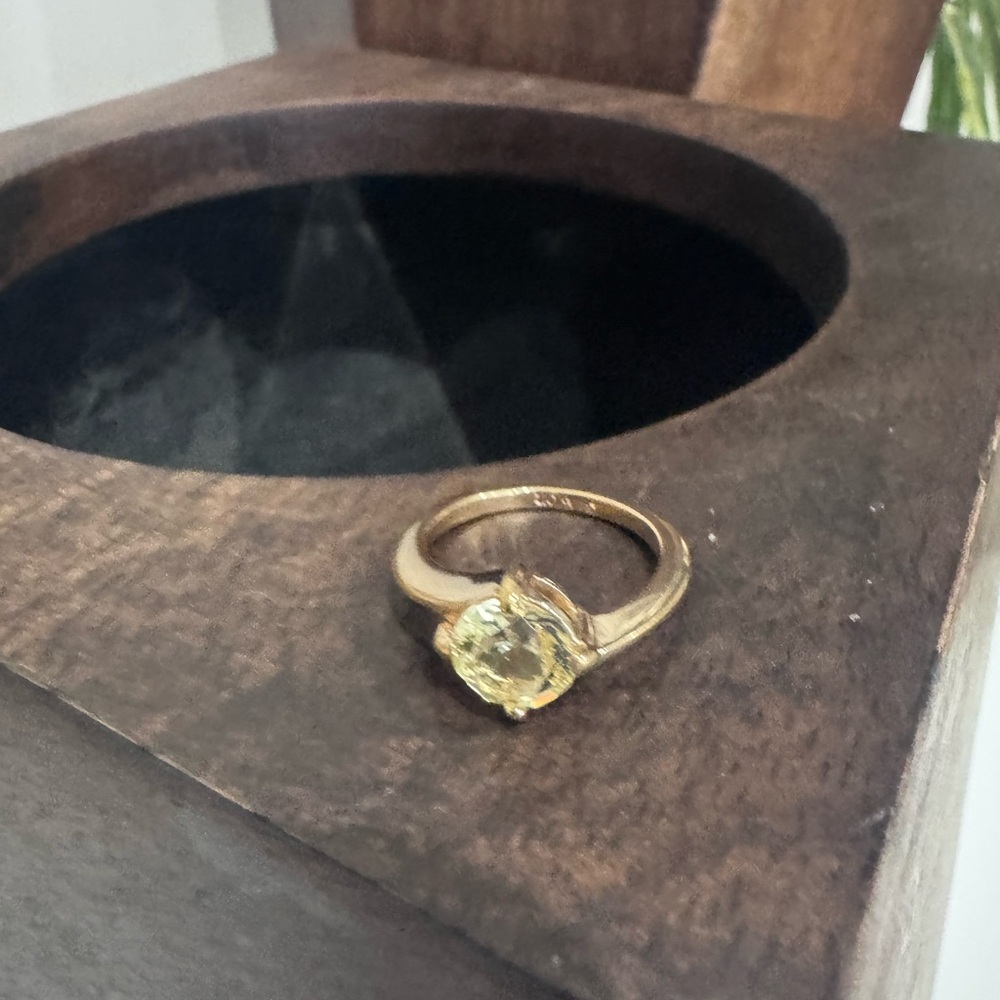 Vintage Avon Gold Tone Ring Size 5.5 Jewelry